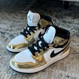 AIR JORDAN 1 MID SE GS
"Metallic Gold"